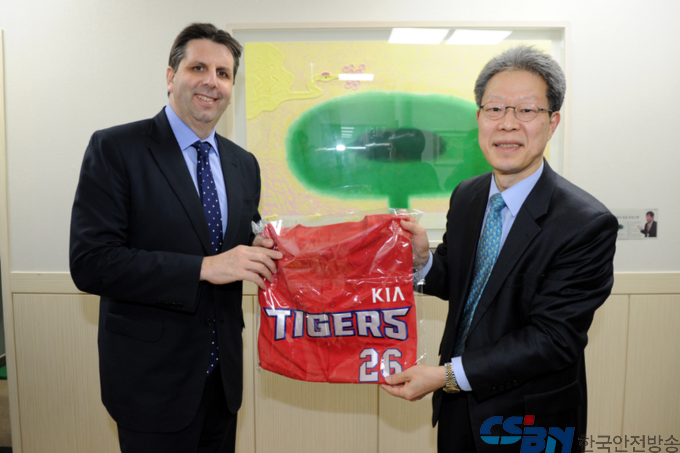 윤장현 시장, 이임하는 마크 리퍼트 미 대사에 감사 뜻 전달。